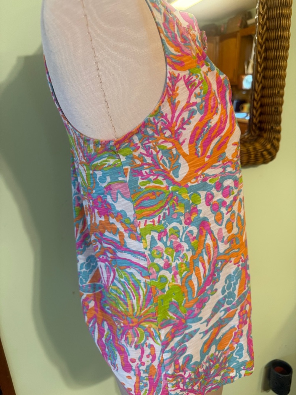 Lilly Pulitzer Sleeveless Printed V-Neck Women’s Top in Pink & Multicolor - Picture 2 of 6